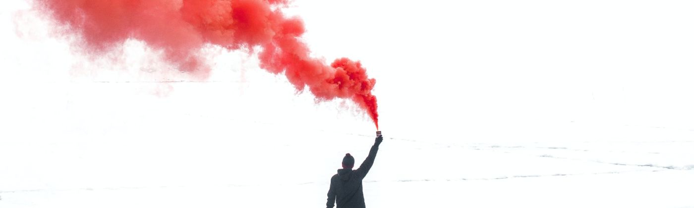 Kommunikation und Austausch - Leuchtrakete oder Rauchzeichen in den Bergen-