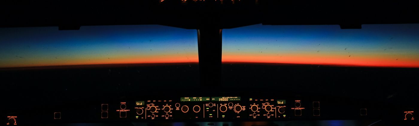 Datenanalysen und intelligente Workflows im Cockpit eines Flugzeugs